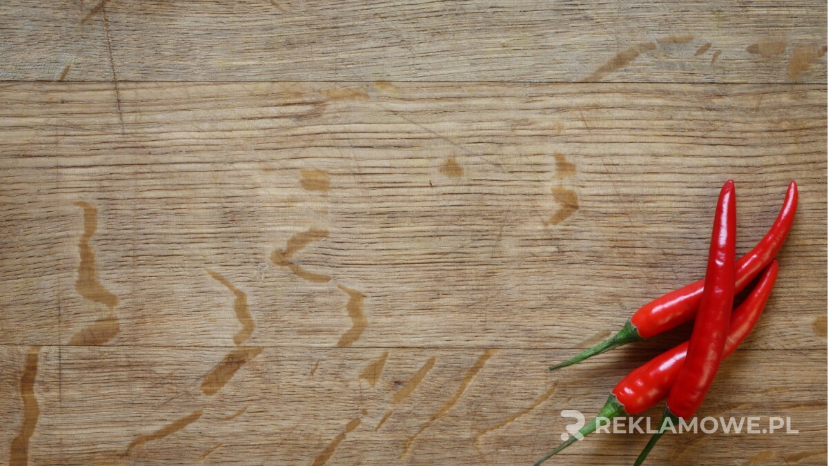 Deska reklamowa na tle miejskiej reklamy zewnętrznej