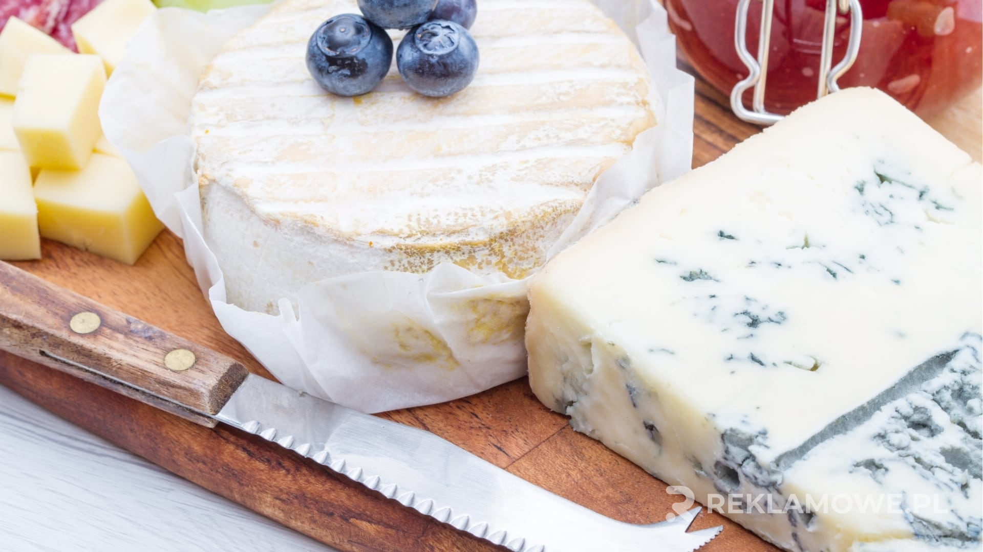 Deska reklamowa przedstawiająca promocję lokalnej firmy