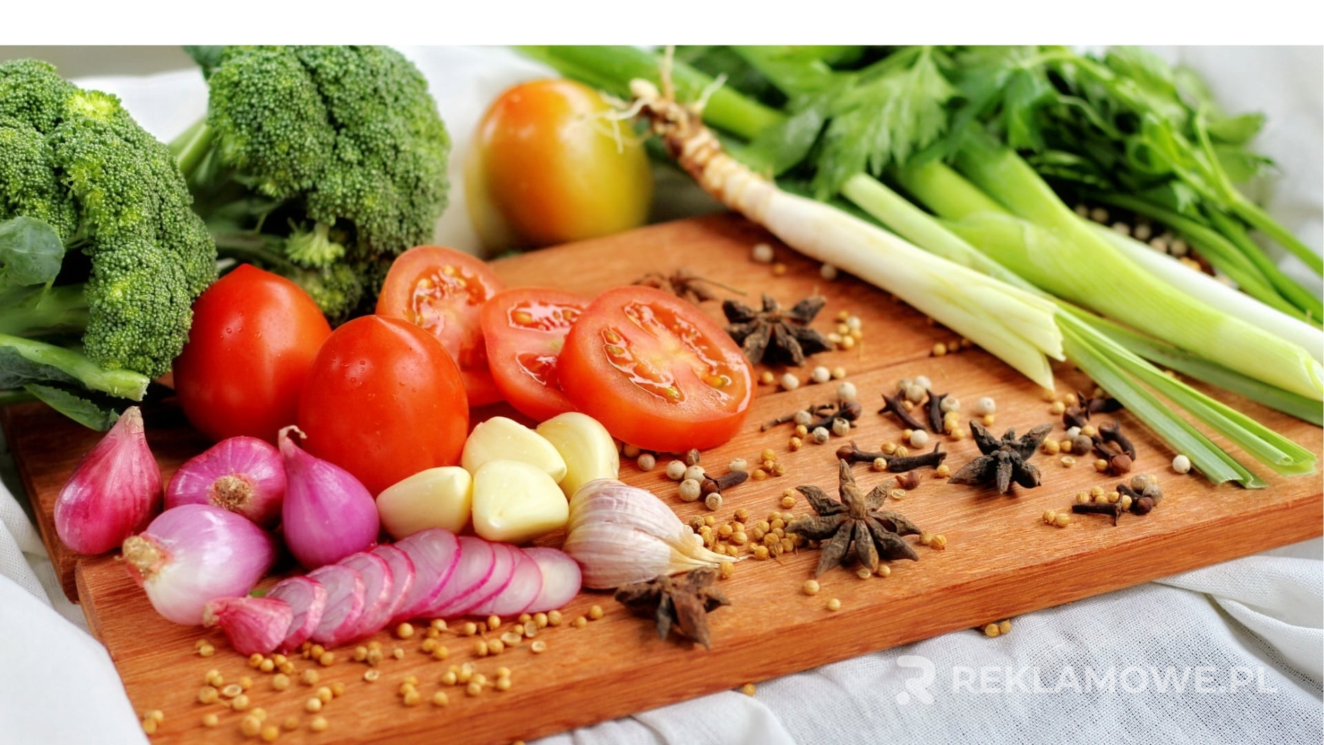 Deski Reklamowe dla Małych Przedsiębiorstw Deska reklamowa na tle miasta