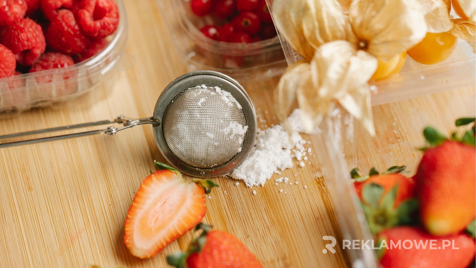 Deska reklamowa na tle miejskiej scenerii