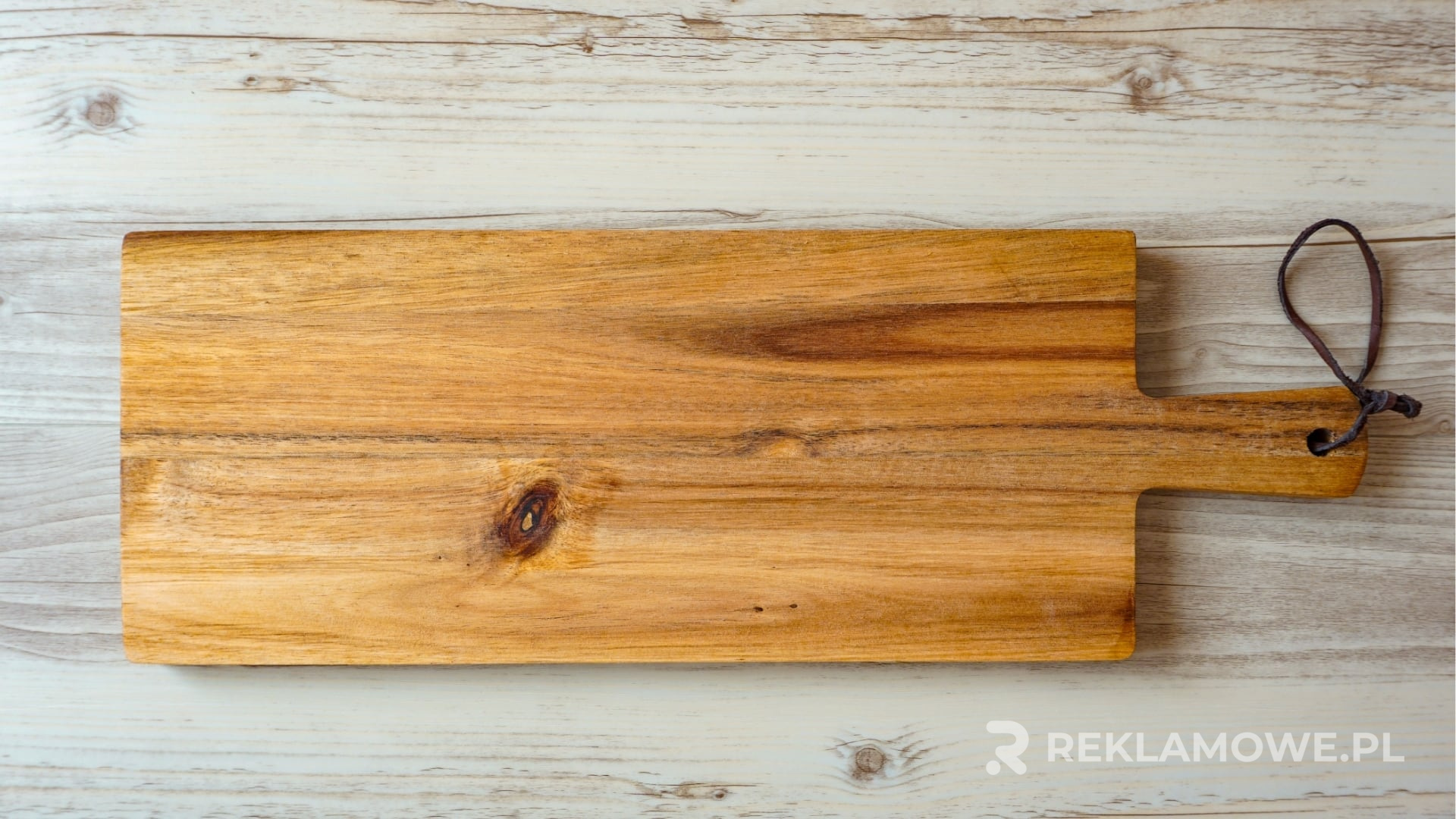 Deska reklamowa na tle miasta