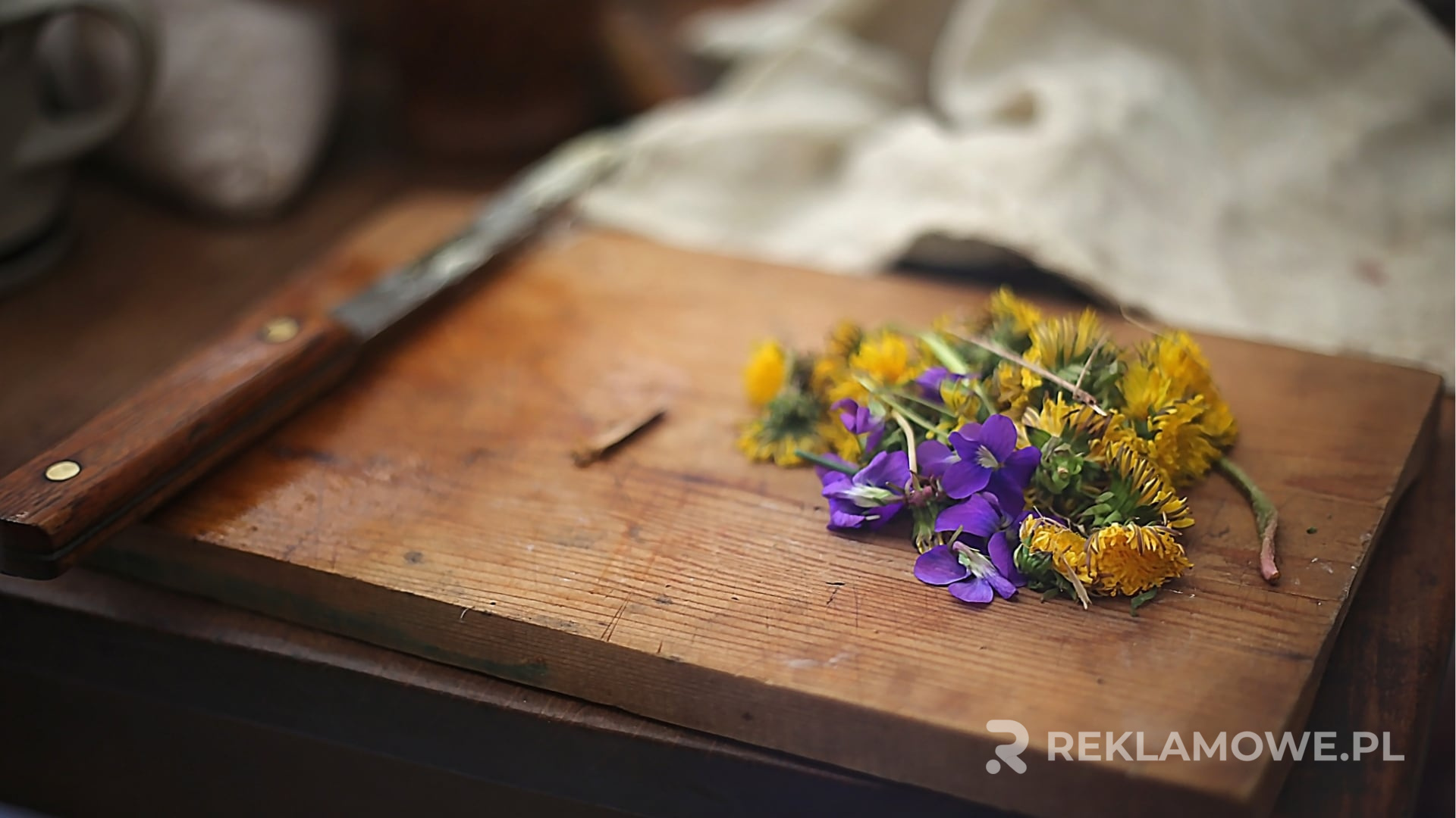 Deski reklamowe z różnych materiałów