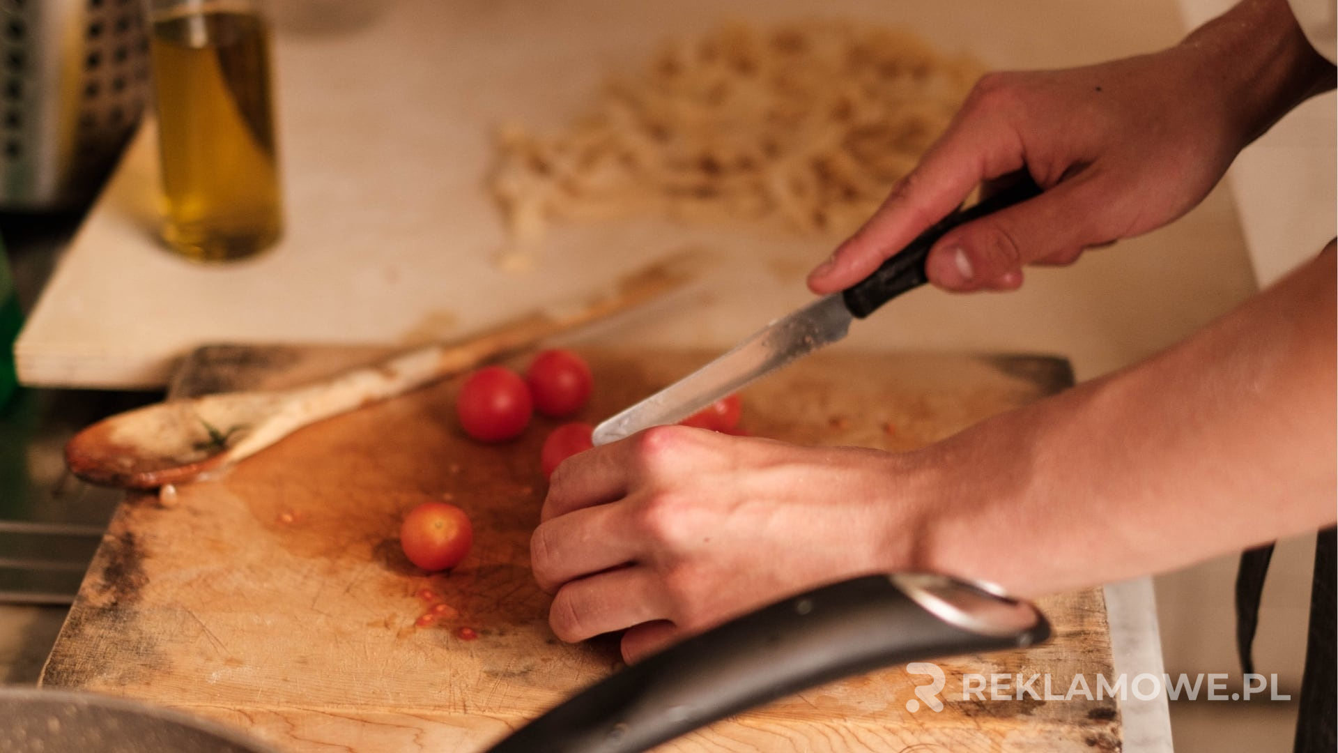 Deska reklamowa na zewnątrz w miejscu publicznym